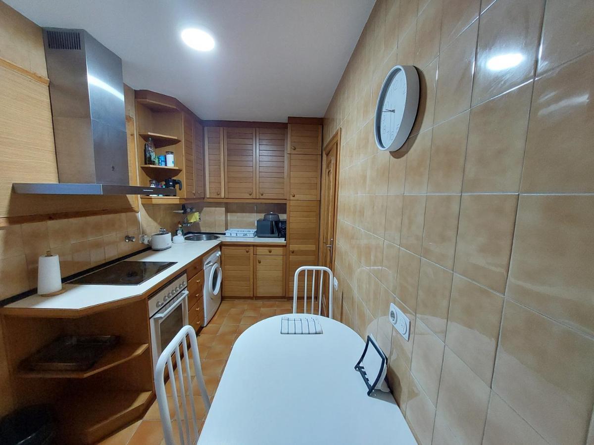 Piso Sencillo Y Acogedor Con Parking Gratuito Apartment Baranain Luaran gambar