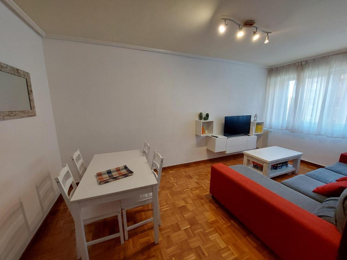 Piso Sencillo Y Acogedor Con Parking Gratuito Apartment Baranain Luaran gambar